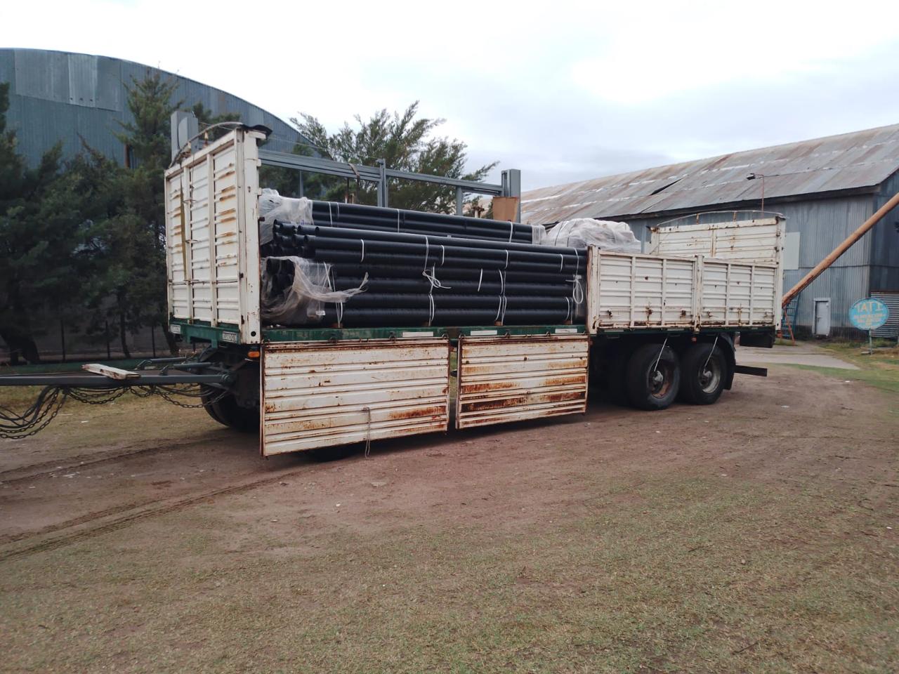Camión cargado de mercadería en depósito de Expreso El Trébol