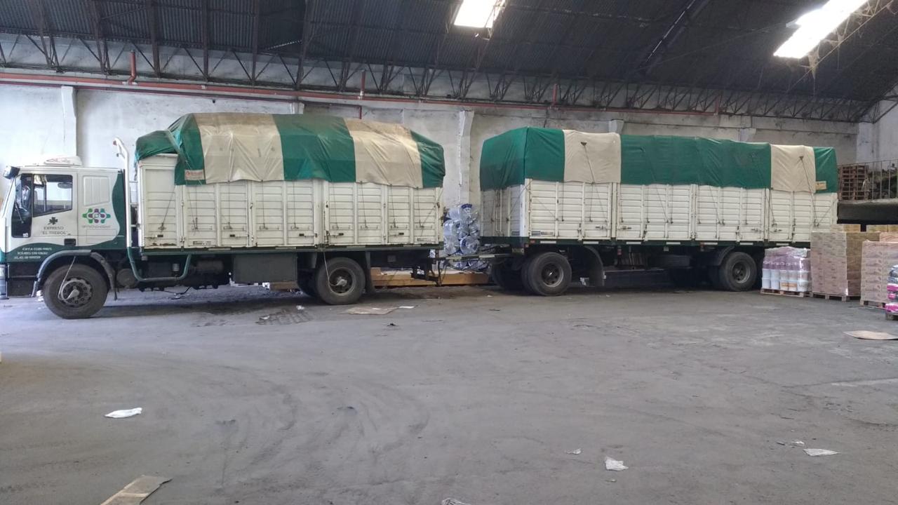 Equipo de Expreso El Trébol cargando mercadería con autoelevador