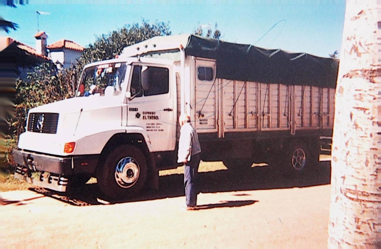 Camión Mercedes-Benz antiguo de Expreso El Trébol con conductor
