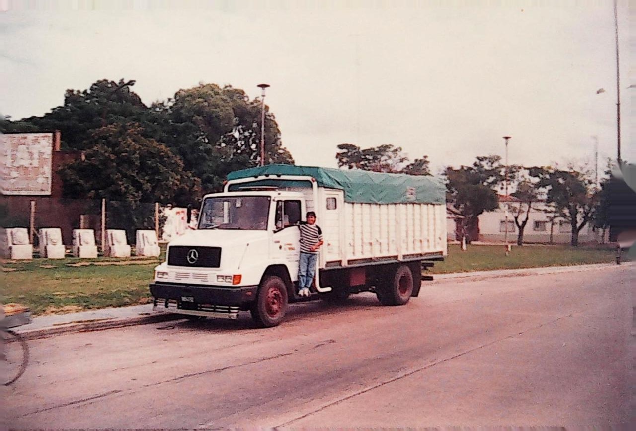 Camión Mercedes-Benz antiguo de Expreso El Trébol en ruta