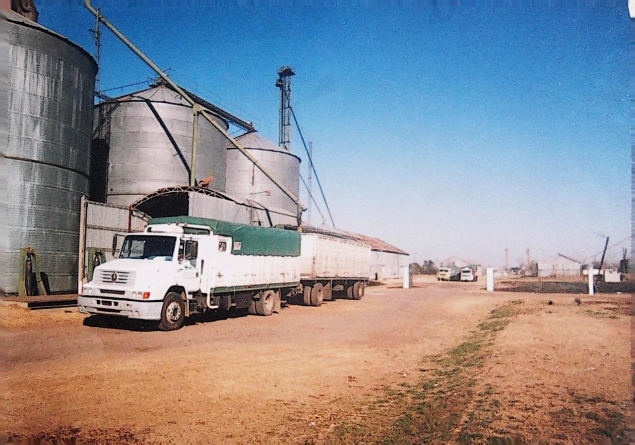 Camión Mercedes-Benz de Expreso El Trébol en acopio de cereales